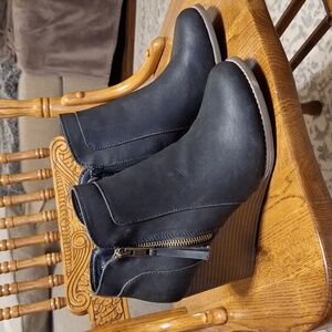 Maurices zippered wedge size 8